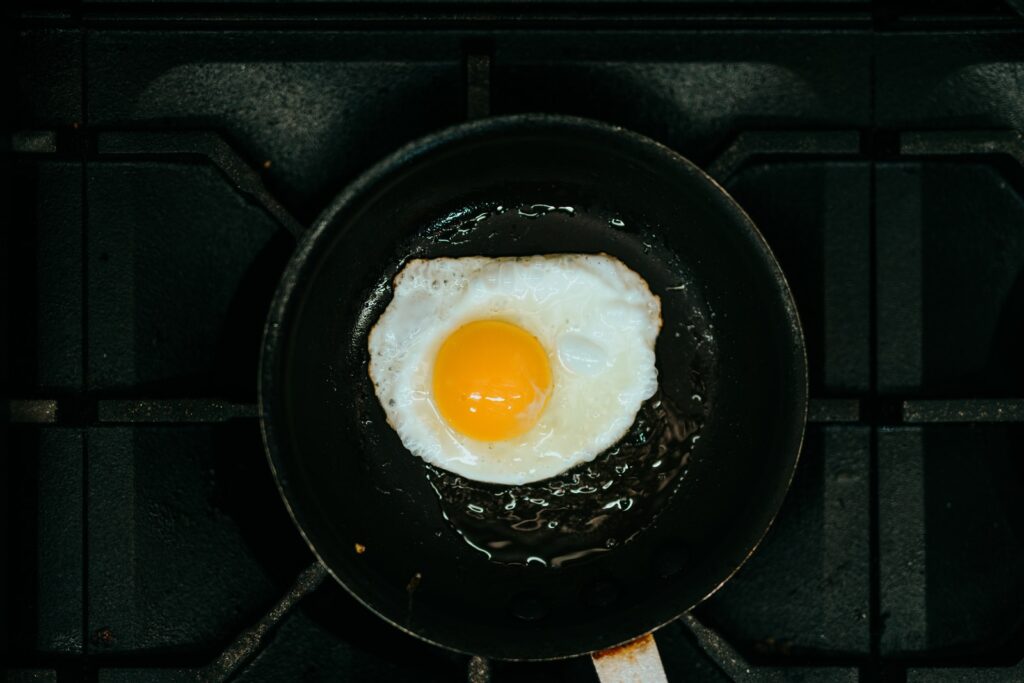 sunny side up egg on black frying pan