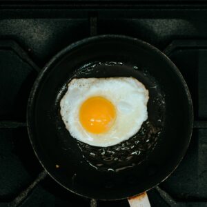 sunny side up egg on black frying pan